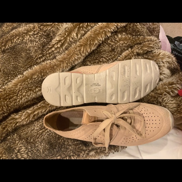 SOLD!! Tye Ugg Shoes - waterproof - Picture 3 of 4